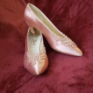 (R) Dyeables pink satin pumps